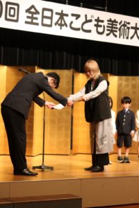 第50回全日本こども美術大賞展 表彰式 展覧会 堺市立東文化会館 団体賞 優秀賞 特選 入選 ワールドキッズ絵画 三重 サンシティ星川 あさけプラザ 桑名 四日市 鈴鹿 愛知 名古屋 絵画コンクール デッサン 水彩デッサン 絵画コンクール多数受賞