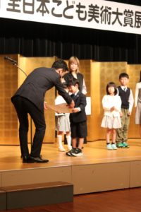 第50回全日本こども美術大賞展 表彰式 展覧会 堺市立東文化会館 団体賞 優秀賞 特選 入選 ワールドキッズ絵画 三重 サンシティ星川 あさけプラザ 桑名 四日市 鈴鹿 愛知 名古屋 絵画コンクール デッサン 水彩デッサン 絵画コンクール多数受賞